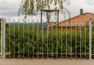 Zaun Ancona vor einer Hecke | Feuerverzinkt