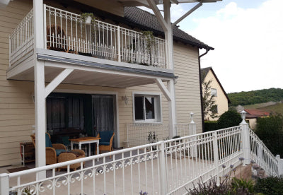 Geländer Lucca in pulverbeschichtet Sonderfarbe 9010 Reinweiss auf Terasse und Balkon