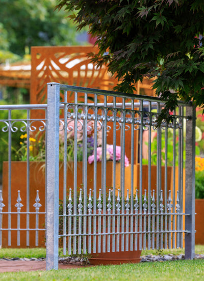 Geländer Lucca in feuerverzinkt als Abgrenzung zu einem Garten