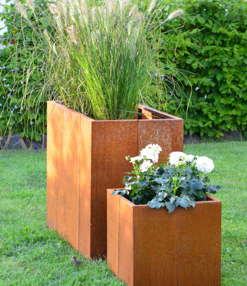 Hochbeet Monterosso bepflanzt in einem Garten | Cortenstahl