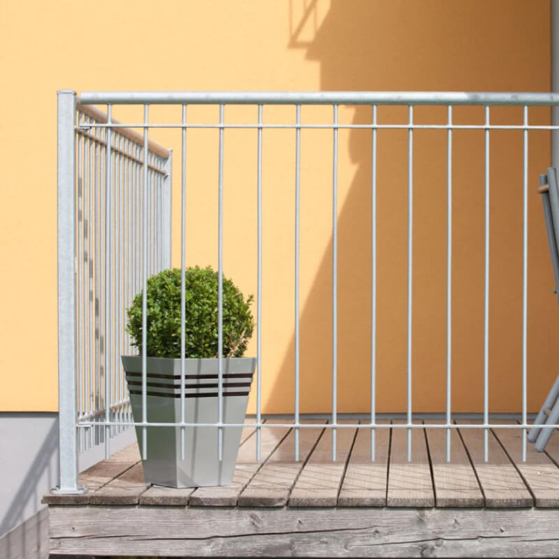 Geländer Ancona aus Frontansicht vor einer Hauswand mit Balkon | Feuerverzinkt