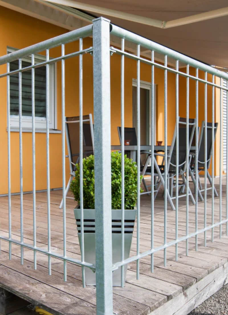 Geländer Ancona in rechtem Winkel auf einem Balkon montiert | Feuerverzinkt