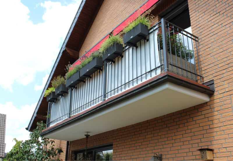 Geländer Ancona auf einem Balkon und geschmückt mit Pflanzkästen | Pulverbeschichtet anthrazit