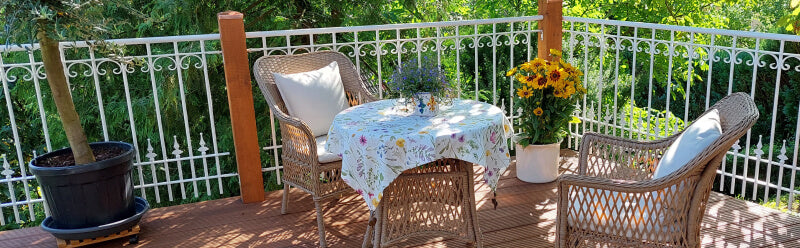 Geländer Lucca auf einem gemütlich eingerichteten Balkon | Pulverbeschichtet Sonderfarbe RAL 9010 Reinweiß