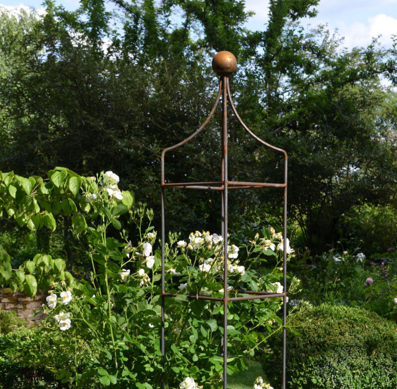 Obelisk Catania klein in einem dicht bepflanzten Garten | Unbeschichtet