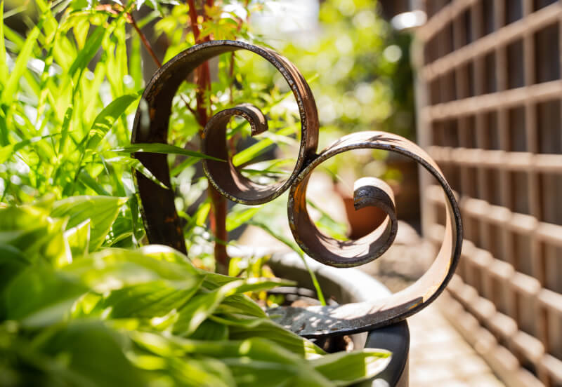 Metallherz Vercelli als Dekoration in einem Blumentopf | Unbeschichtet