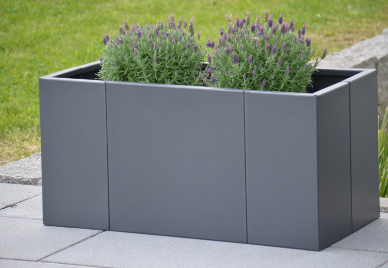 moderner Pflanzkübel Vernazza bepflanzt auf einer Terrasse | Pulverbeschichtet Anthrazit