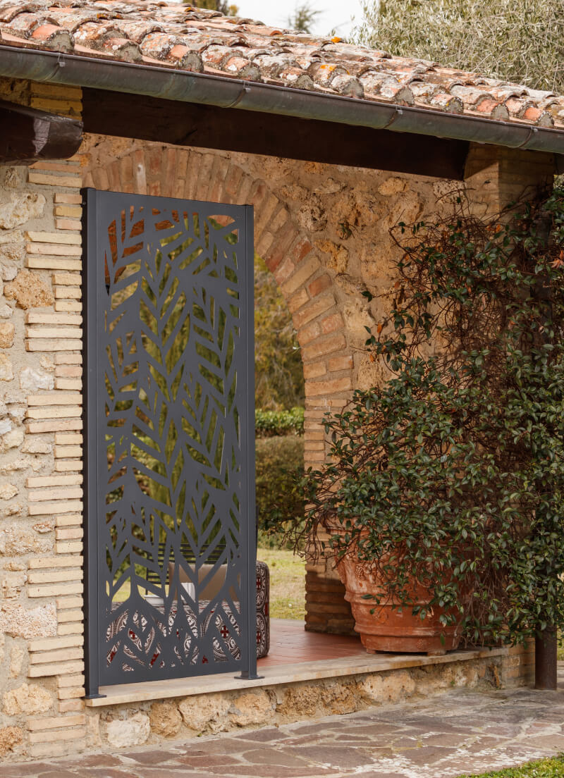 Metallsichtschutz Livenza an einer Hauswand montiert | Pulverbeschichtet anthrazit