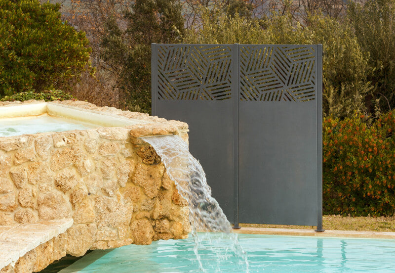 Metallsichtschutz Rienza vor einem mediterranen Pool | Pulverbeschichtet anthrazit