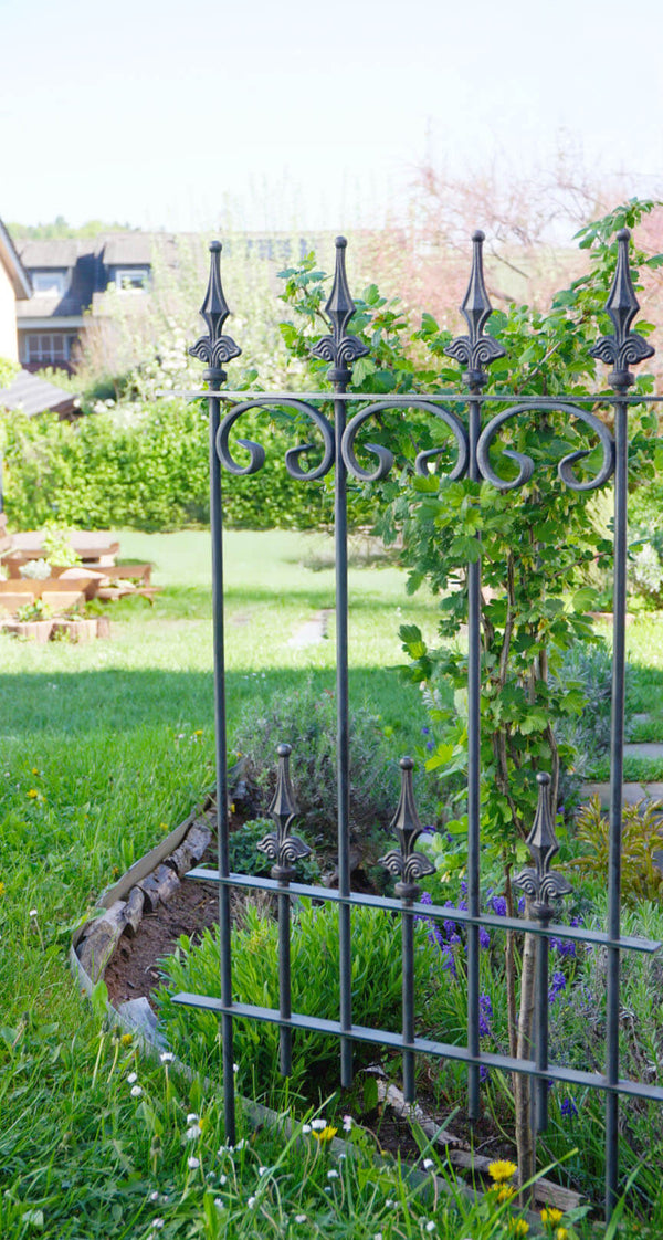 Steckzaun Lucca in pulverbeschichtet Anthrazit in einem Beet