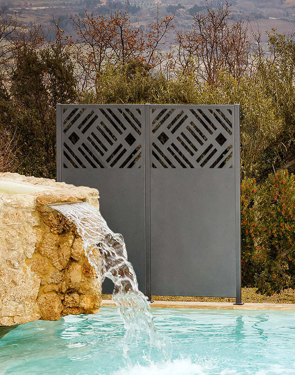 Sichtschutz Amato im Set mit 2 Sichtschutzelementen an einem Pool | Pulverbeschichtet Anthrazit