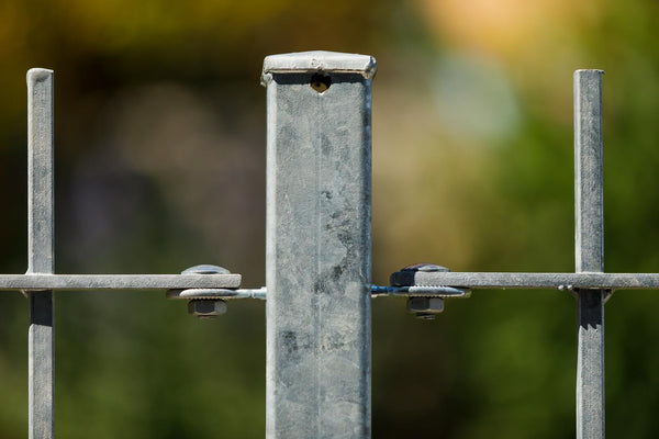 Pfosten zwischen zwei Zaunelementen | Feuerverzinkt