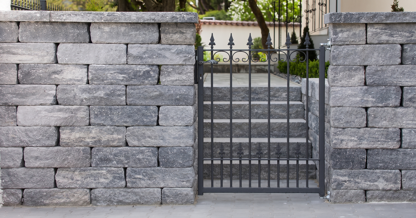 Quale materiale scegliere per il cancello del giardino? Confronto tra metallo, legno e alluminio