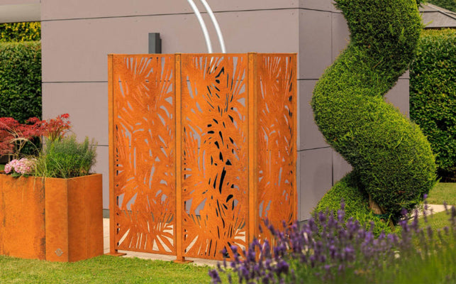 Doccia da esterno con schermo parasole in metallo: come coniugare privacy e stile