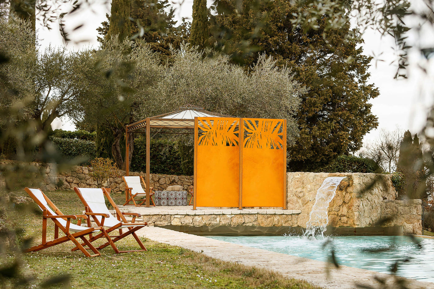Schermi per la privacy per piscina o vasca idromassaggio: idee, materiali e aspetti legali