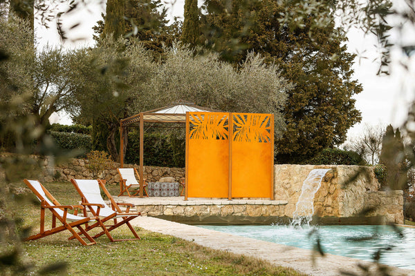 Schermi per la privacy per piscina o vasca idromassaggio: idee, materiali e aspetti legali