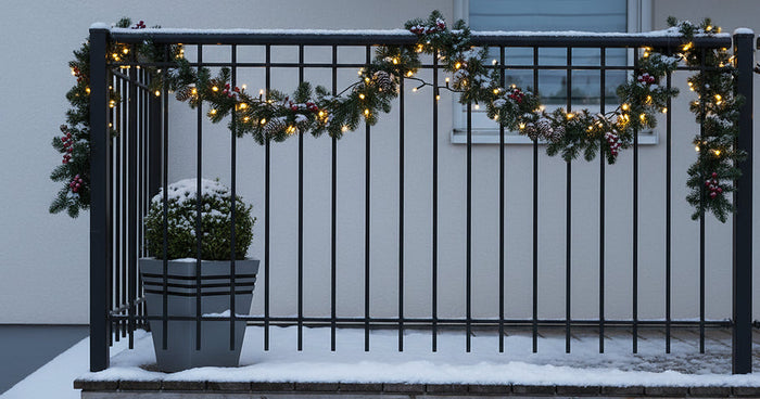 Decorazioni natalizie festive per recinzioni e garde-corps: Come decorare la tua casa con stile e resistenza agli agenti atmosferici