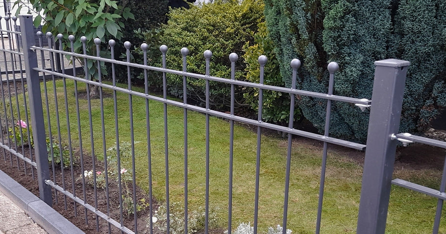 Progettare il giardino di una villetta a schiera: idee moderne per recinzioni e pannelli frangivista per terreni stretti