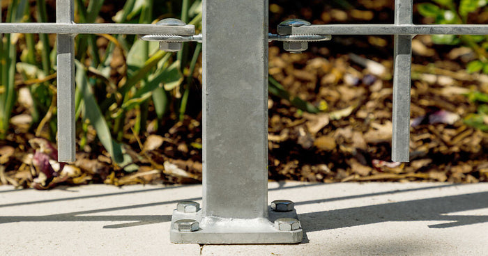 È meglio fissare i pali della recinzione nel calcestruzzo o avvitarli? Un confronto.