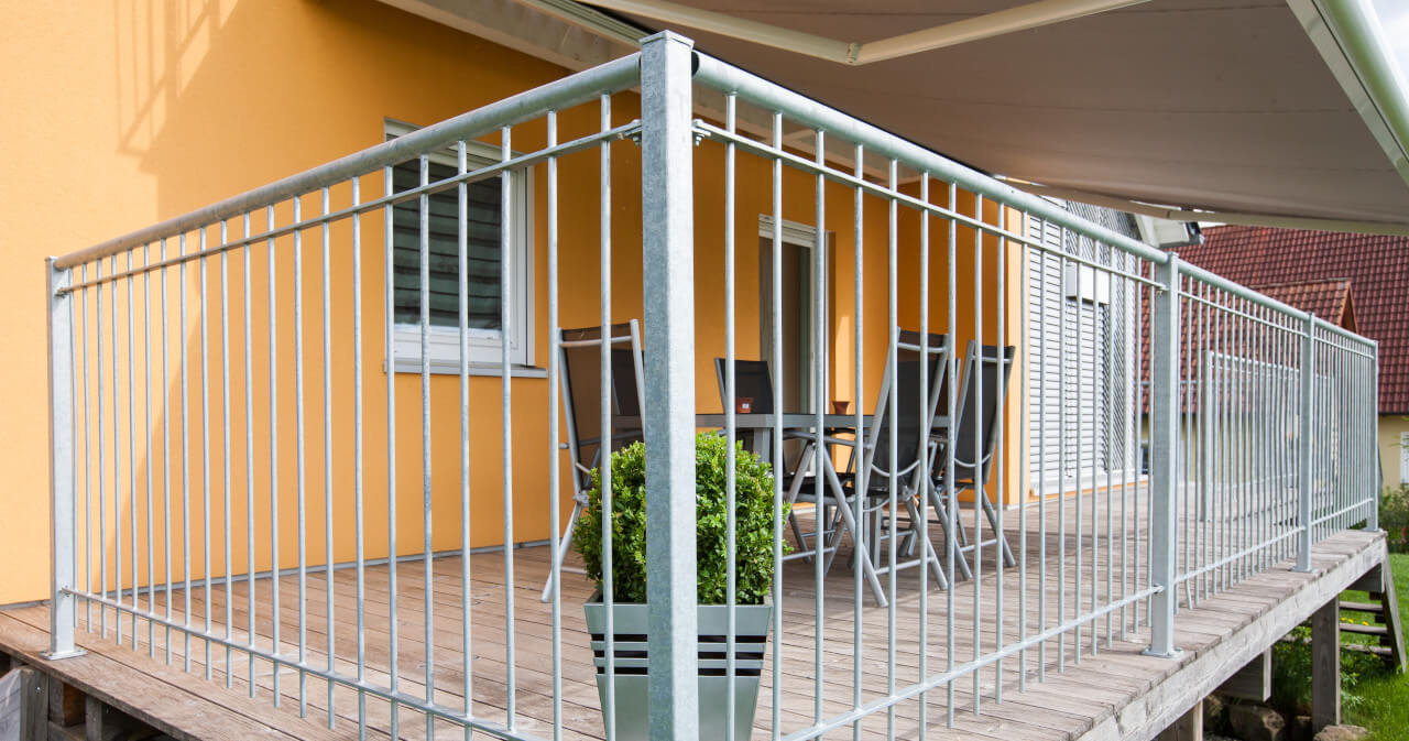 Design delle ringhiere da balcone – dal moderno al romantico: quale stile si adatta alla vostra casa?