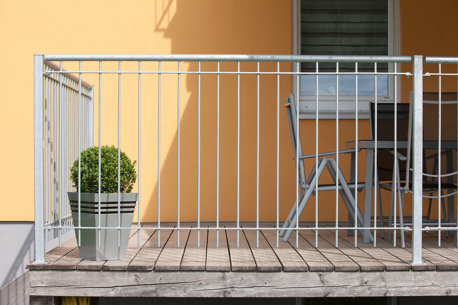 Metallgeländer Ancona im Set in feuerverzinkt auf einem Balkon montiert