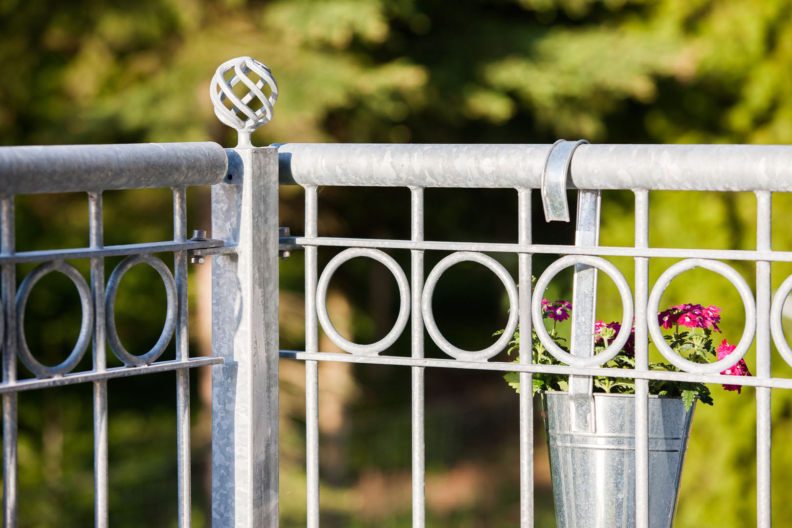 Nahaufnahme Gelaender Belluno mit Eckpfosten | Feuerverzinkt