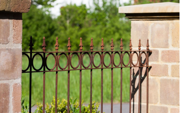 Zaun Belluno zwischen Mauerpfosten | Unbeschichtet