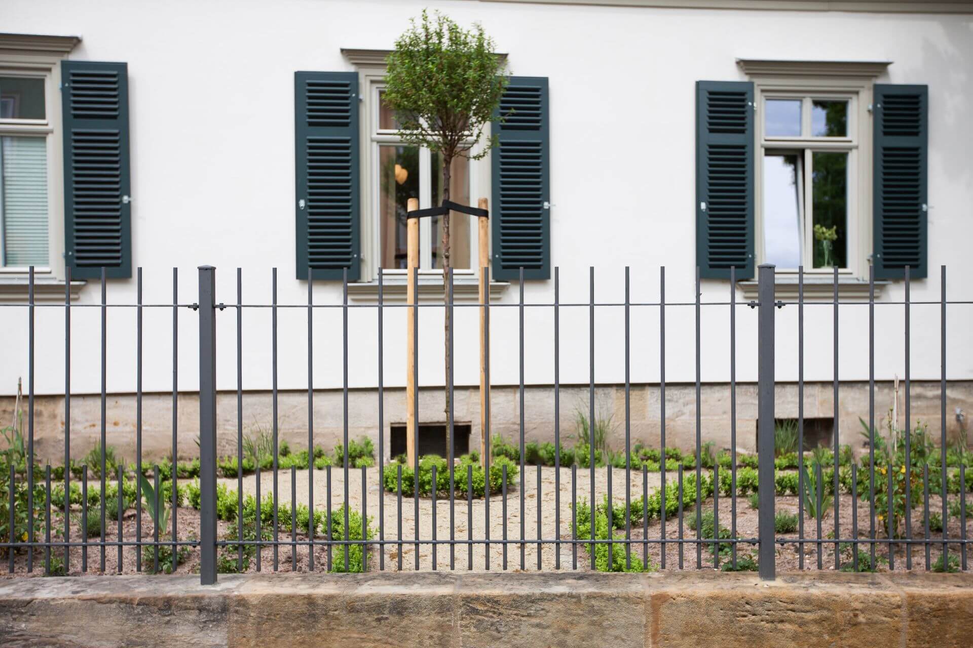Zaun Perugia vor Villa | Pulverbeschichtet Anthrazit